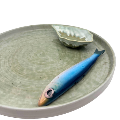 Sardine op een zeegroen borrelbord incl. dipbakje. 26 cm