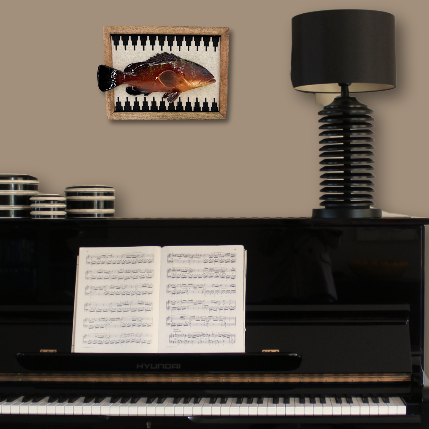 Cernia multo grande in een gestoffeerd houten lijst, 40X31cm