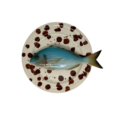 Orata op créme met bruine verfspatten bord, 20 cm rond