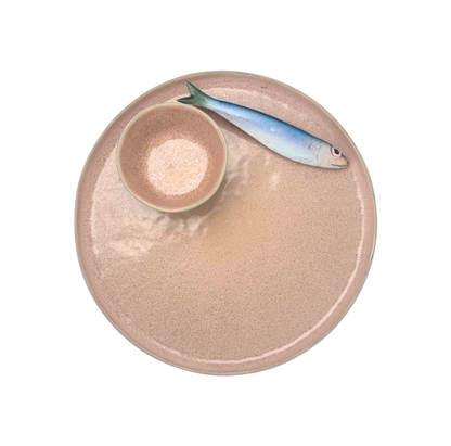 Sardine op een poederroze bewerkt borrelbord incl. dipschaaltje. 26 cm