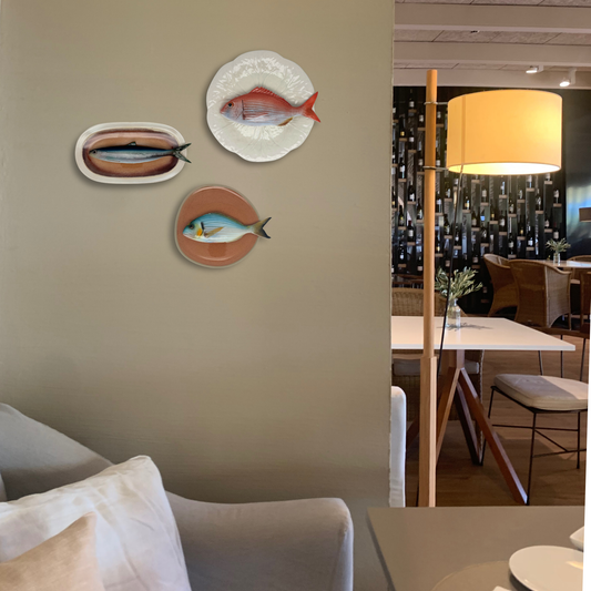 Pagro op een crème/wit bladvormig bord, 27 cm