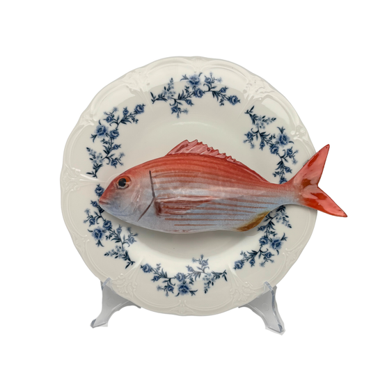 Pagro op wit met blauwe details op decoratief bord, 25cm