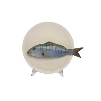 Marmora op een beige bord met lichte rand, 21 cm