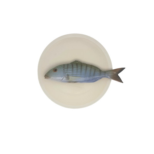 Marmora op een beige bord met lichte rand, 21 cm