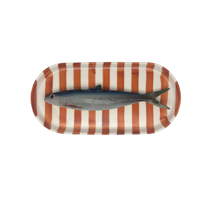 Alaccia/Haring op ovaal terracotta gestreept bord,