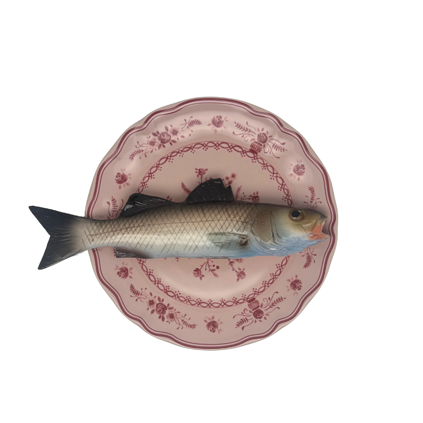 Spigola op poederroze bord met rode decoratie 21 cm