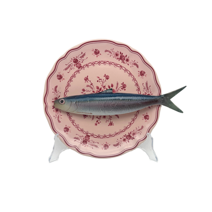 Alaccia/Haring op poederroze bord met rode decoratie 21 cm