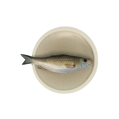 Spigola medio op zandkleurig bord met lichte rand, 15 cm