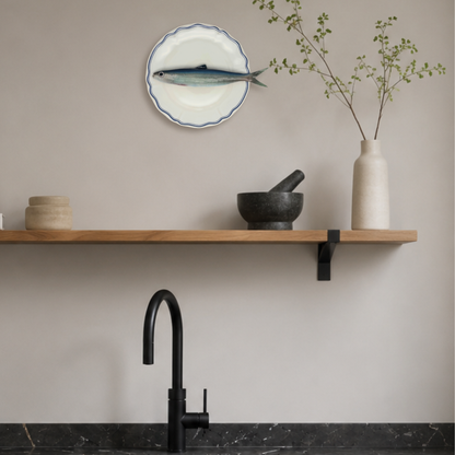 Alaccia/Haring  op wit bord met blauwe geschulpte rand 21 cm