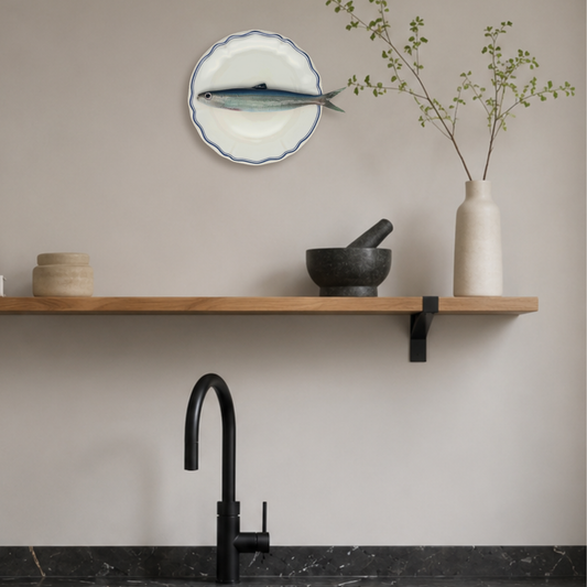 Alaccia/Haring  op wit bord met blauwe geschulpte rand 21 cm