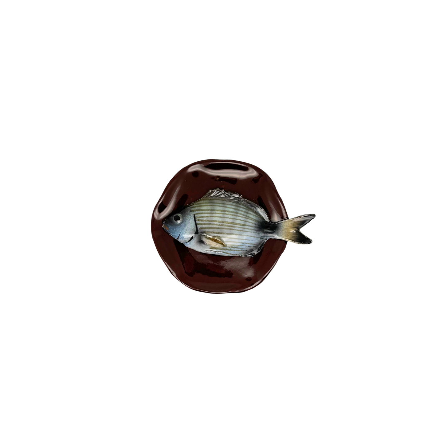 Sarago piccolo op handmade donkerbruin bordje, 11 cm